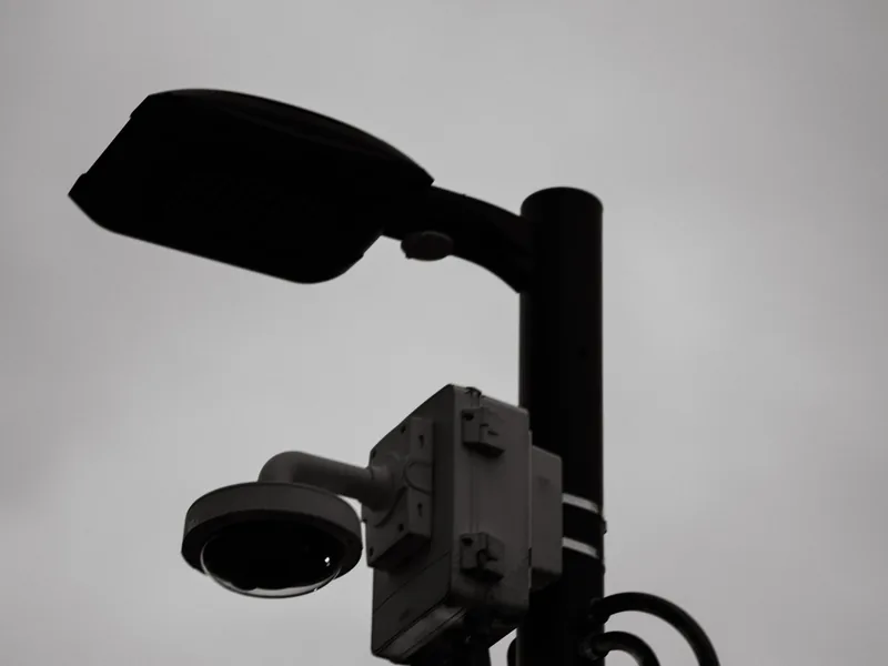 Camera trên cột đèn