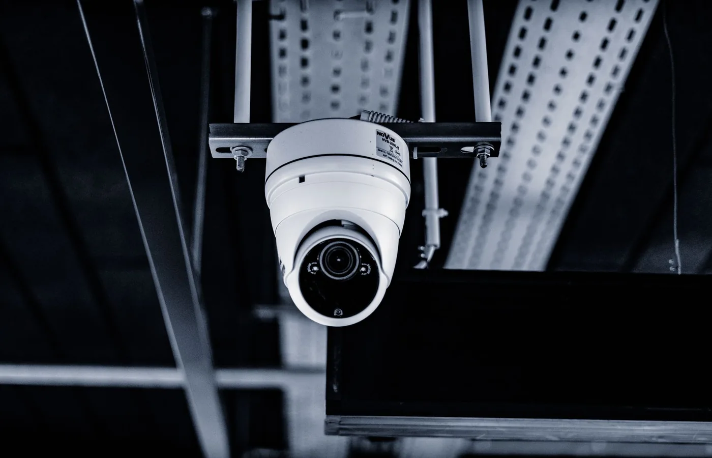 Camera dome gắn trần trong nhà xưởng