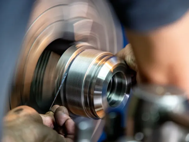 Máy tiện CNC gia công trục kim loại