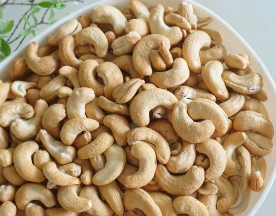 Hạt điều rang trong bát