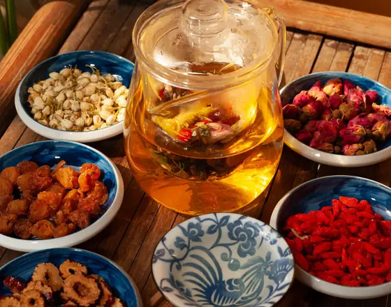 Ấm trà thảo mộc và hoa khô
