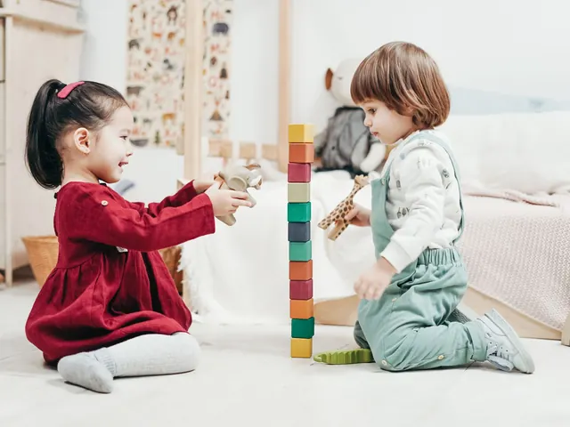 Các bé lớp nhà trẻ đang chơi và học