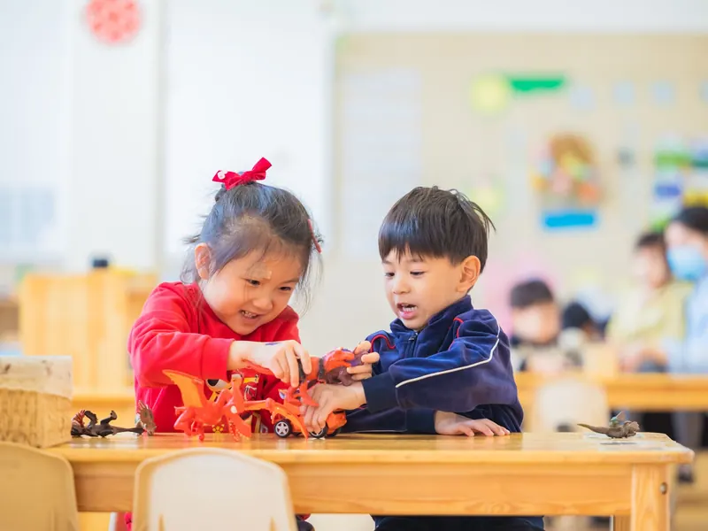 Hai bạn nhỏ chơi đồ chơi cùng nhau