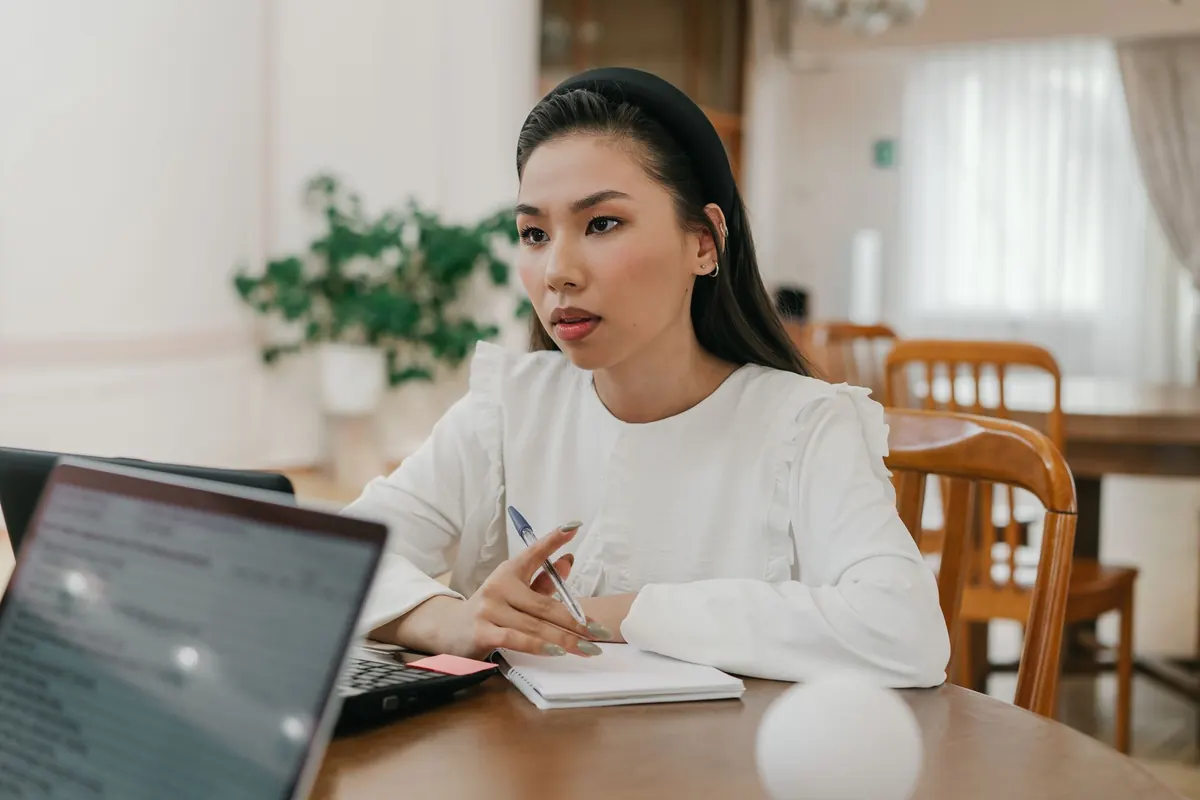 Học viên học trực tuyến bằng máy tính tại nhà