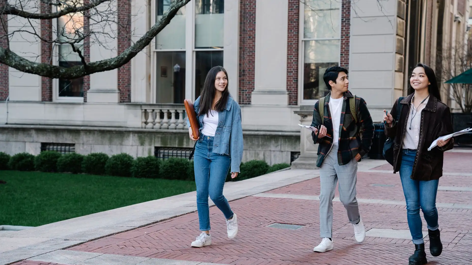 Sinh viên đi dạo trong khuôn viên trường đại học
