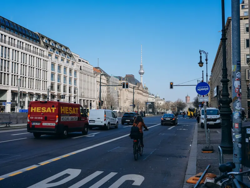 Đại lộ rộng với tòa nhà cổ ở Berlin, Đức