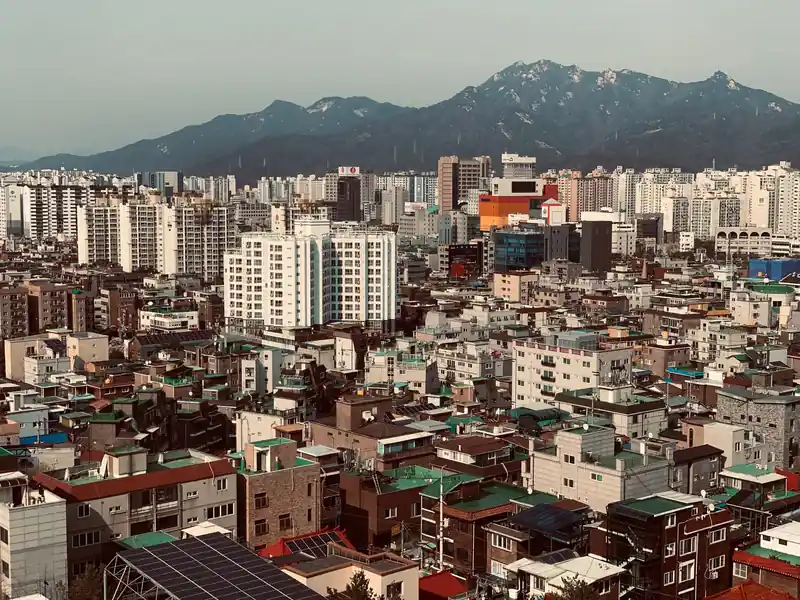 Toàn cảnh thành phố Seoul và núi phía xa, Hàn Quốc
