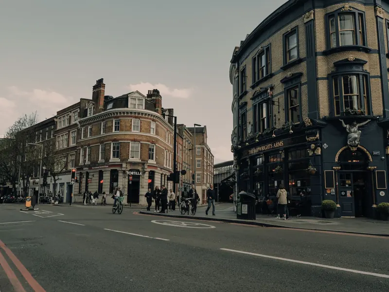 Phố cổ với tòa nhà gạch ở London, Anh