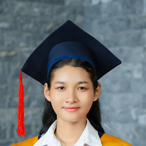 Nữ sinh đội mũ tốt nghiệp