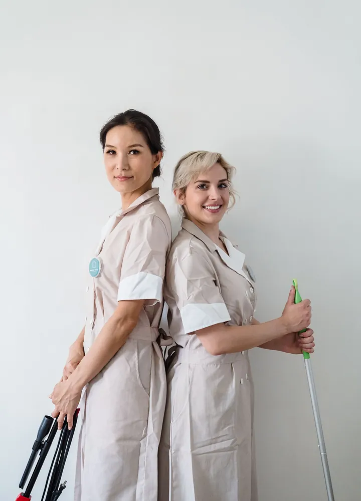 Hai nhân viên dọn dẹp mặc đồng phục