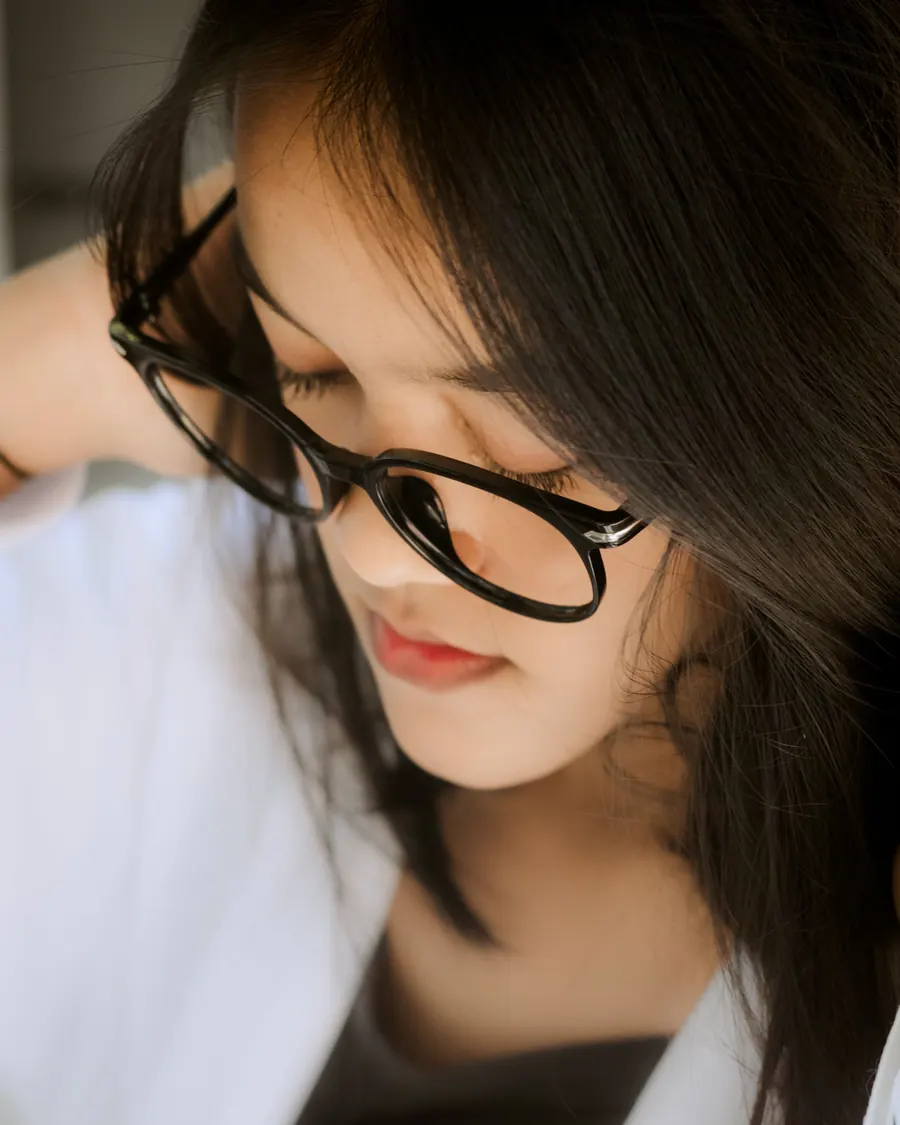 Cô gái đeo gọng kính tròn mỉm cười