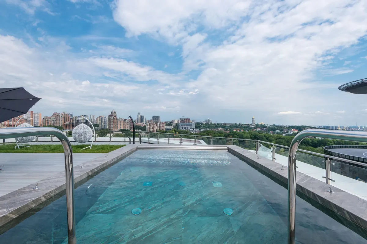 Hồ bơi tầng thượng có lan can kính nhìn ra biển