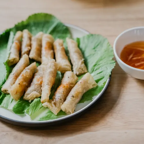Đĩa gỏi cuốn tươi kèm nước chấm