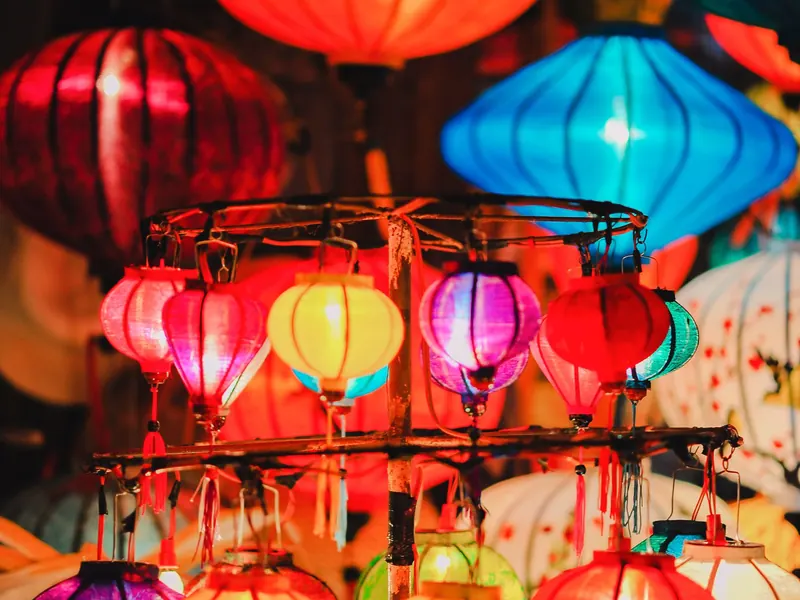 Đèn lồng nhiều màu treo kín trần