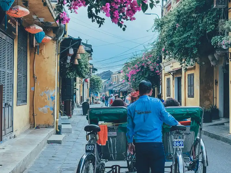 Xích lô trên con phố nhỏ có hoa giấy