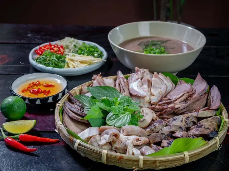 Mâm thức ăn Việt với rau thơm