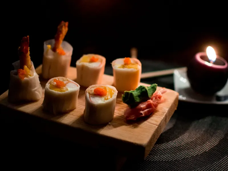 Bánh ngọt và nến trên khay gỗ