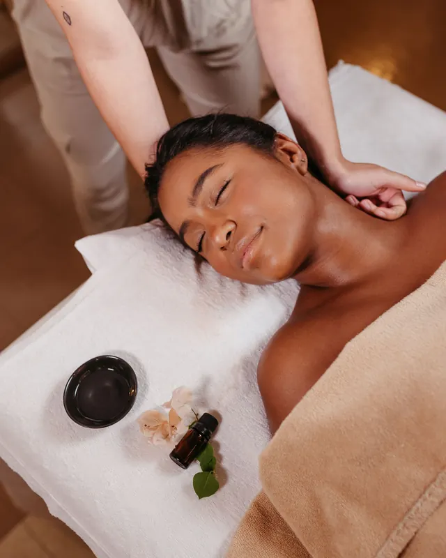 Khách thư giãn với liệu trình đá nóng