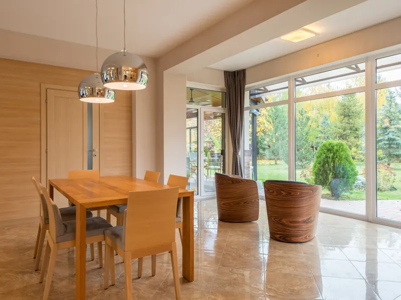 Bàn ăn dài cạnh cửa kính