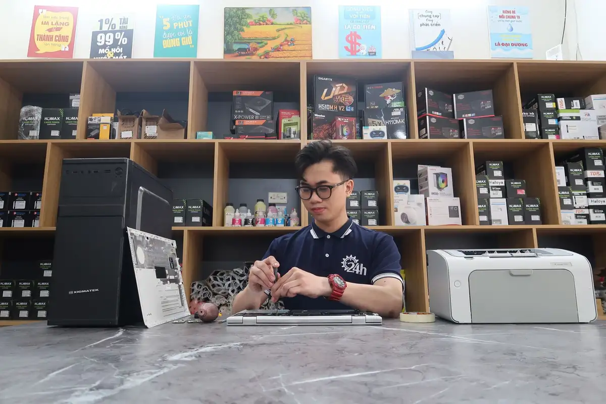 Kỹ thuật viên sửa máy