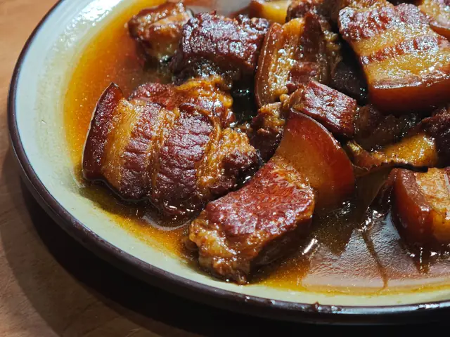 Thịt kho trứng nước dừa