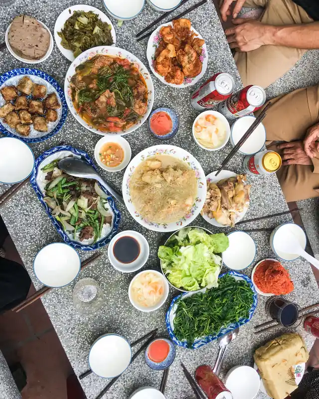 Mâm cơm gia đình nhiều món nhìn từ trên xuống