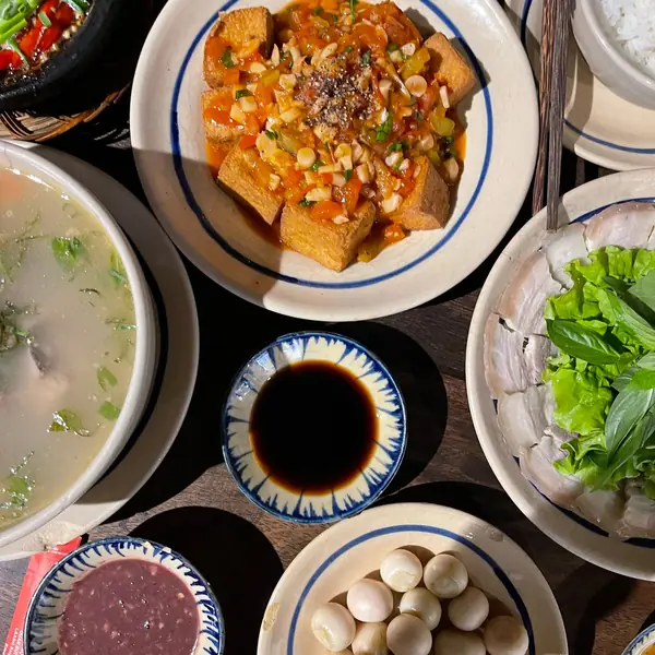 Nhiều món ăn bày trên bàn nhìn từ trên xuống