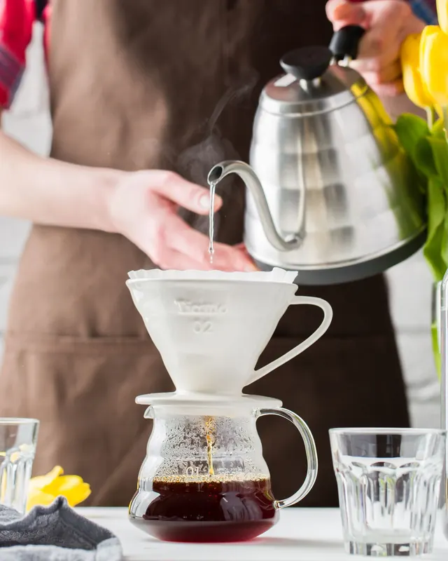 Barista rót nước pha cà phê bằng phễu giấy