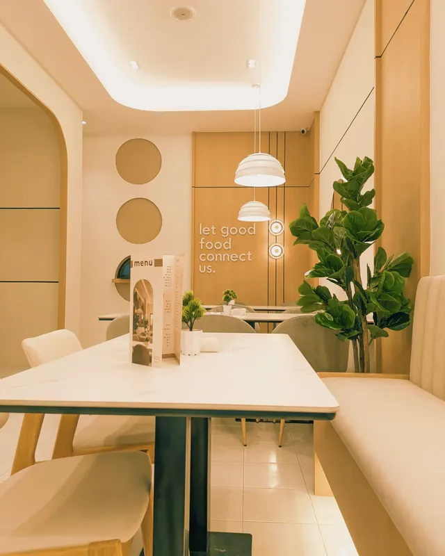 Góc ngồi sáng với bàn gỗ và cây xanh