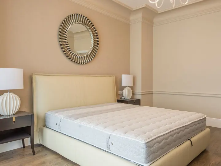 Nệm bông ép Cứng Cáp, đặt trên giường trong phòng ngủ mẫu