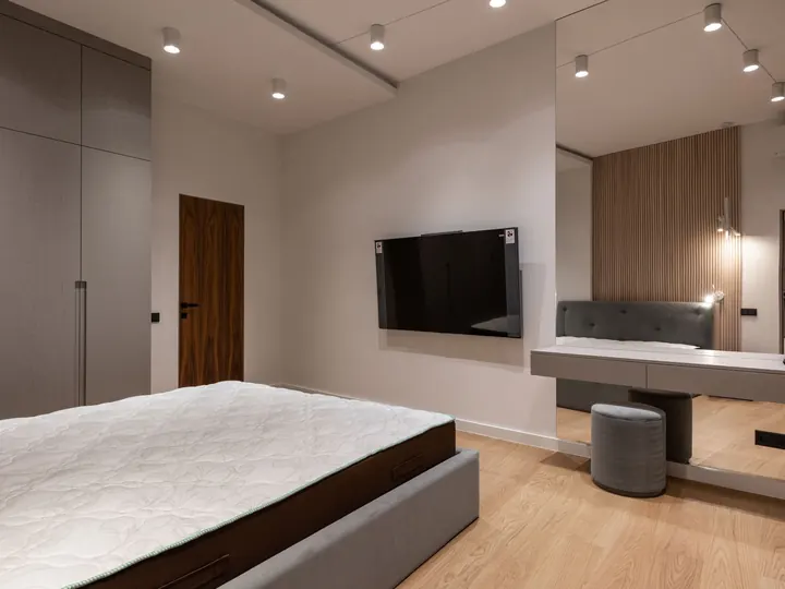 Nệm lò xo Khách Sạn Lux, đặt trên giường trong phòng ngủ mẫu