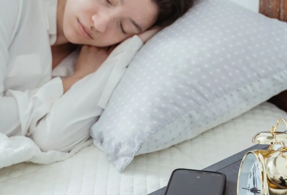 Người phụ nữ ngủ ngon trên gối trắng
