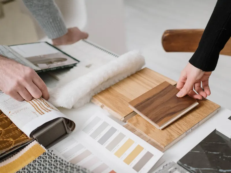 Kiến trúc sư đang chọn mẫu vật liệu trên bàn làm việc