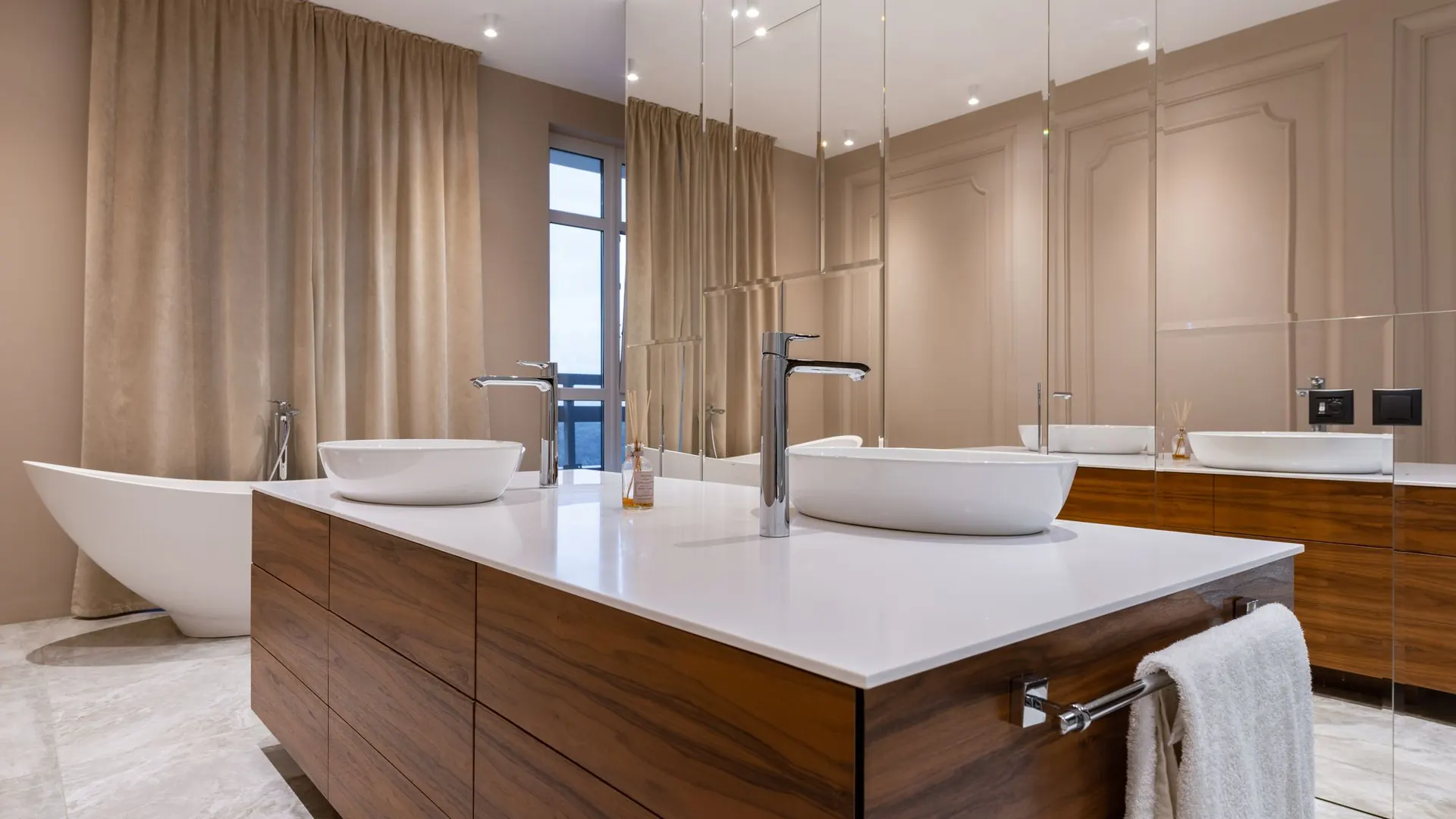 Phòng tắm hiện đại với bồn tắm, lavabo đá và ánh sáng dịu