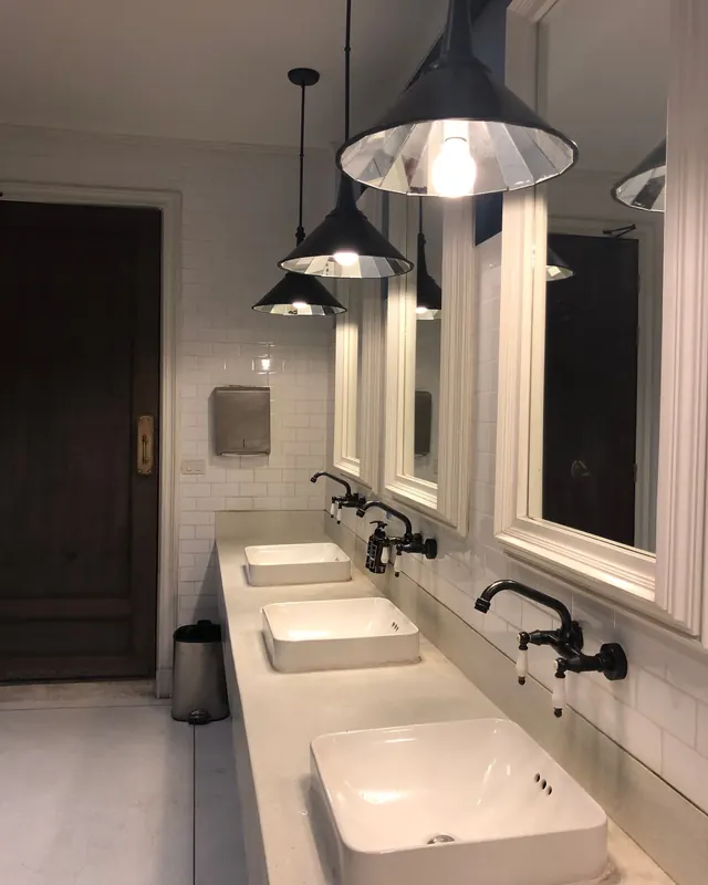 Không gian trưng bày lavabo và gương trong showroom