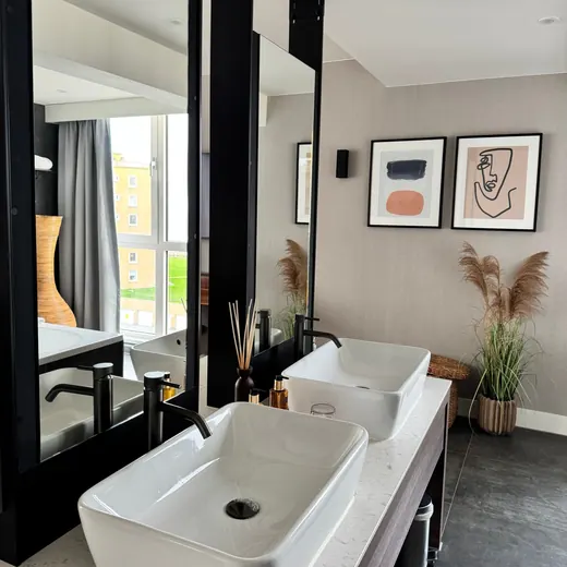 Lavabo đặt bàn đá trắng