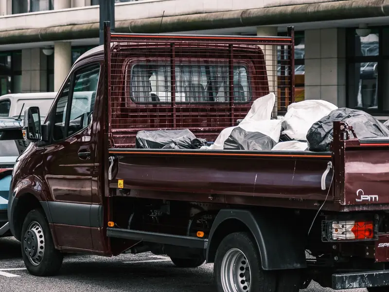 Xe tải chở vật liệu tại công trường