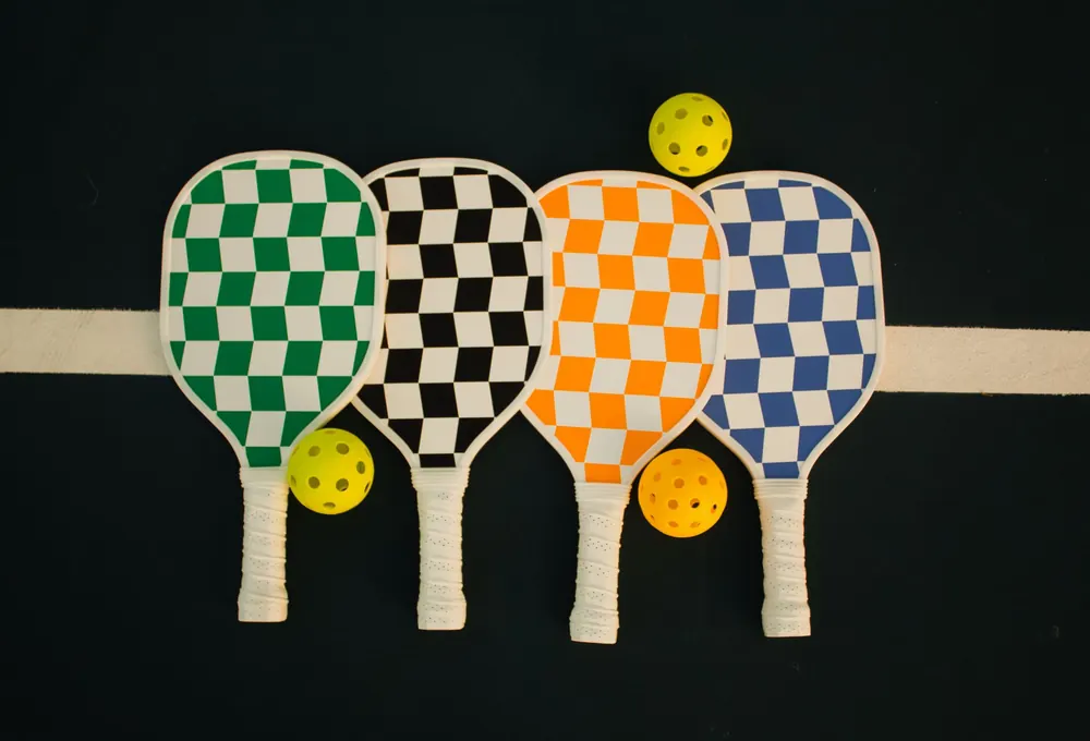 Vợt pickleball nhiều màu và bóng trên nền tối