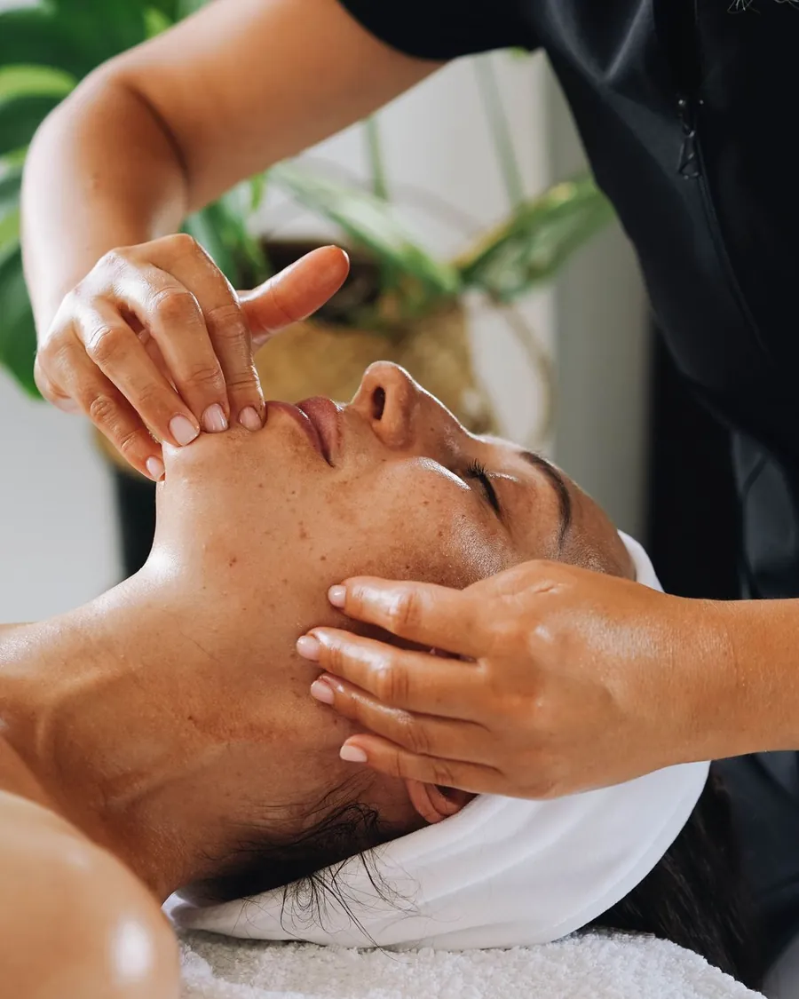 Chuyên viên massage mặt cho khách đang thư giãn