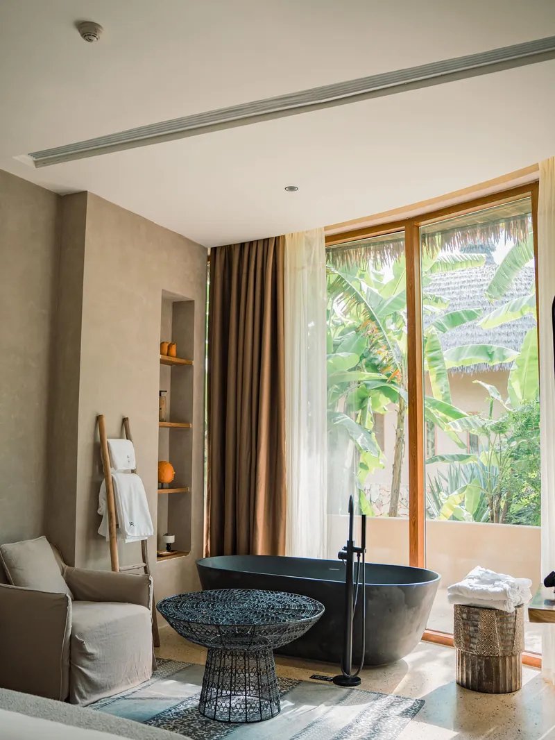 Phòng chờ sáng sủa với sofa và cửa kính lớn