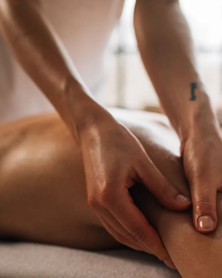 Massage body thư giãn với tinh dầu