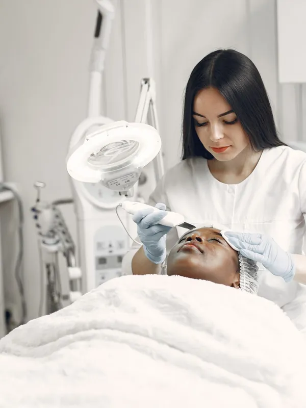 Chuyên viên Đỗ Minh An đang chăm sóc da cho khách