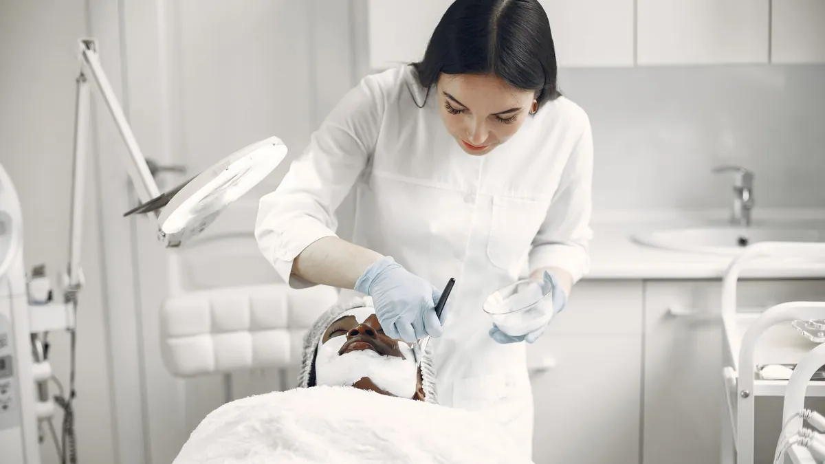 Phòng chăm sóc da với giường và thiết bị