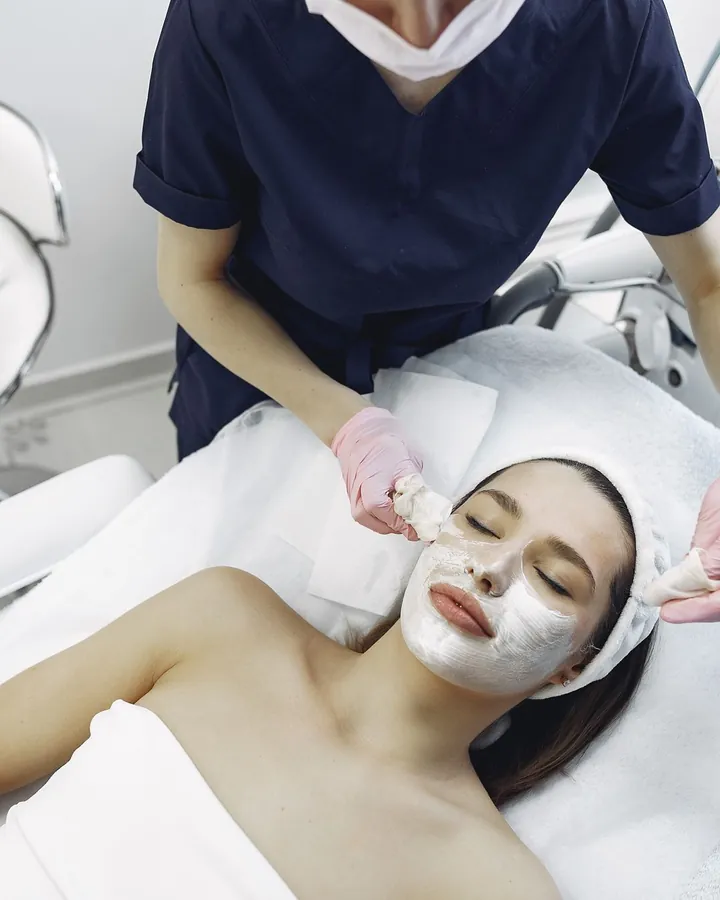 Khách nằm thư giãn trong buổi làm sạch da