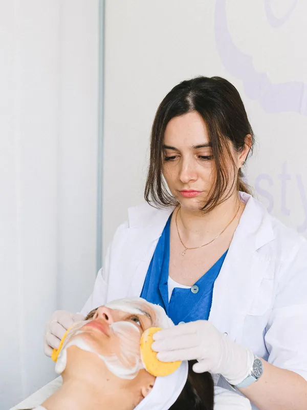 Chuyên viên Võ Thanh Tú chăm sóc da cho khách