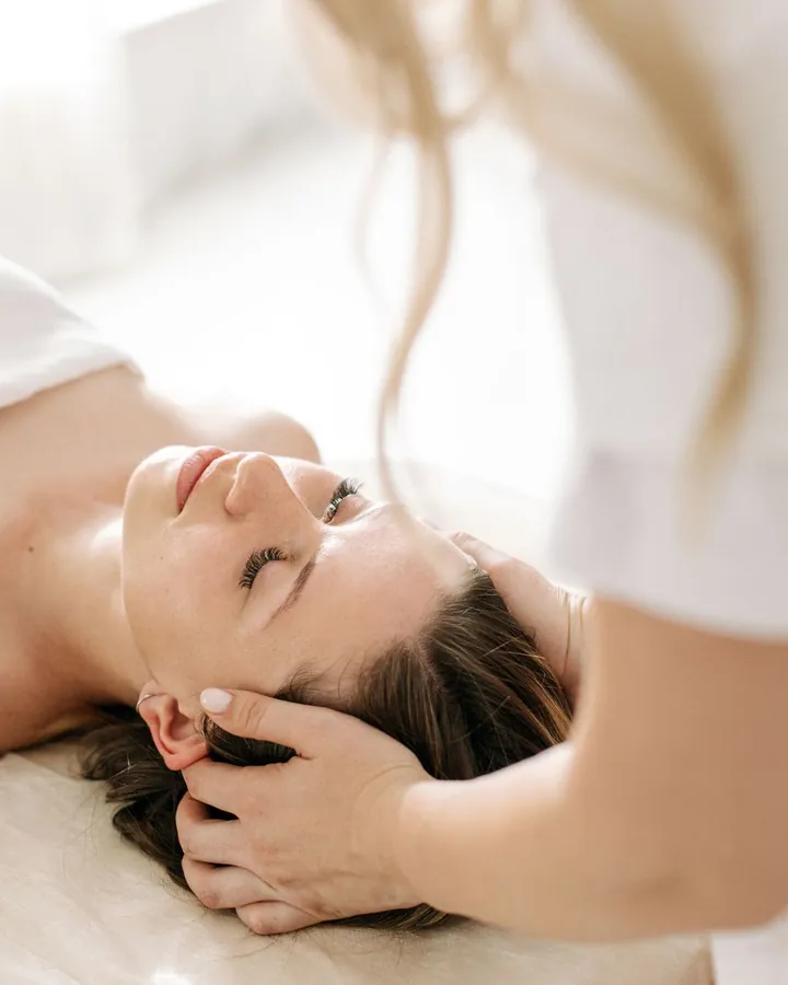 Massage mặt nhẹ nhàng