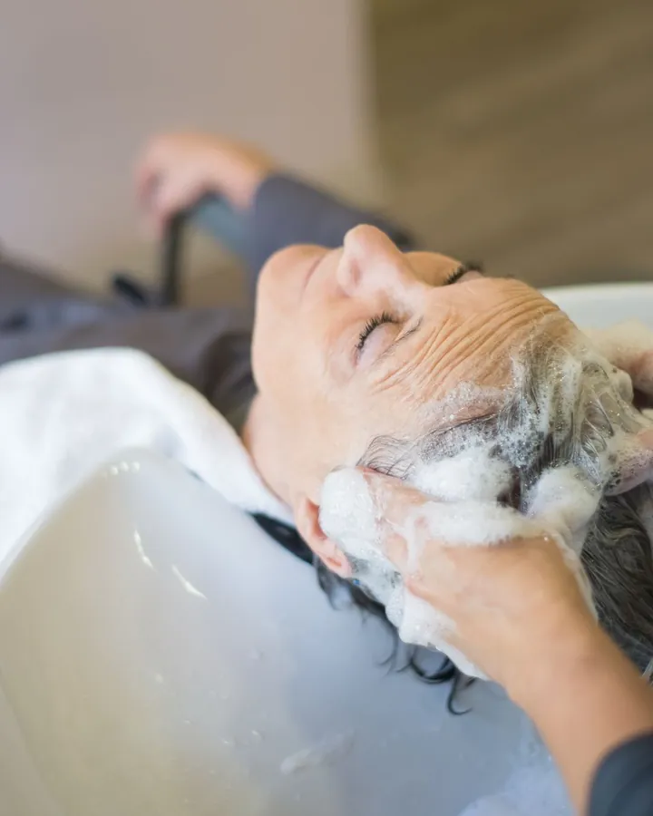 Kỹ thuật viên gội đầu cho người lớn tuổi