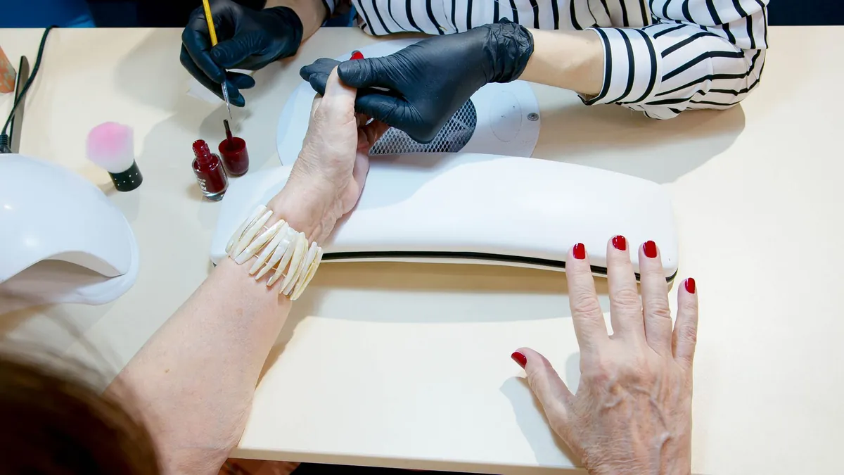 Bàn làm nail trong tiệm