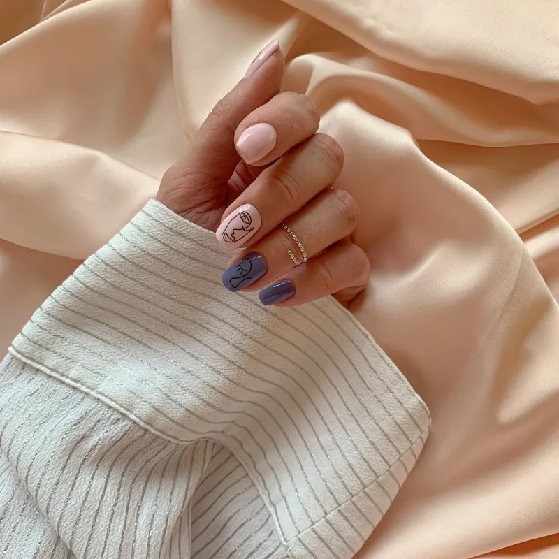 Móng màu nude trên áo len