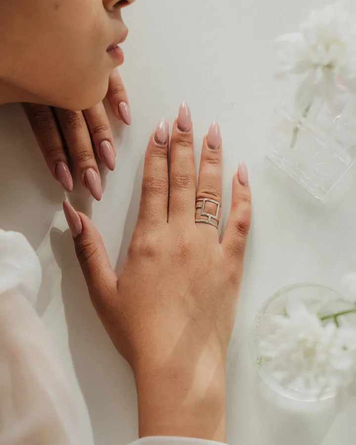 Móng dài sơn màu nude